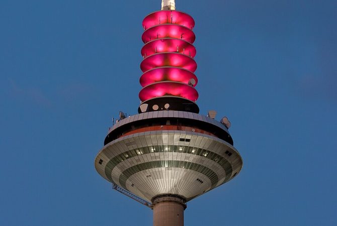 Torres monumentais: estruturas de comunicação também são pontos turísticos