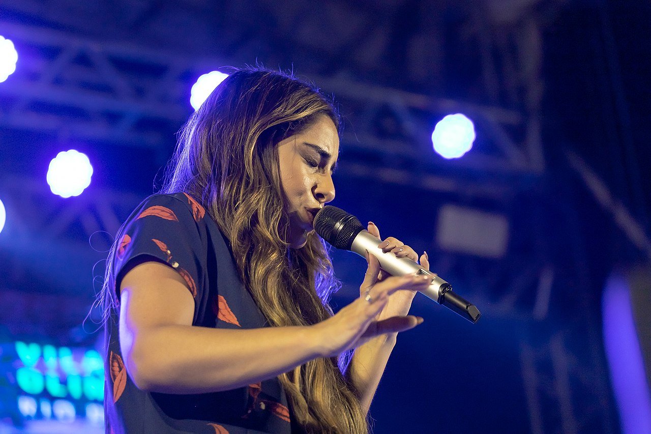 A expansão internacional do “worship” influenciou diretamente o cenário brasileiro: versões traduzidas dos grandes sucessos estrangeiros impulsionaram o estilo no país, e consolidou o louvor e adoração como uma das vertentes mais fortes da música gospel atual.
