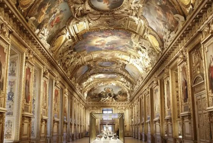 O incidente ocorreu por volta das 9h30, na Galeria de Apolo, setor de tesouros históricos.