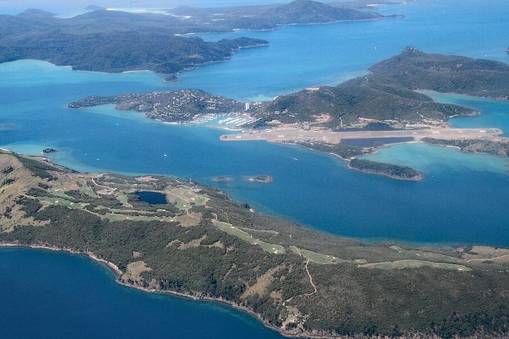 A Ilha Hamilton, na região das Whitsundays, é uma das mais turísticas e estruturadas, com hotéis, marina e até aeroporto próprio. 