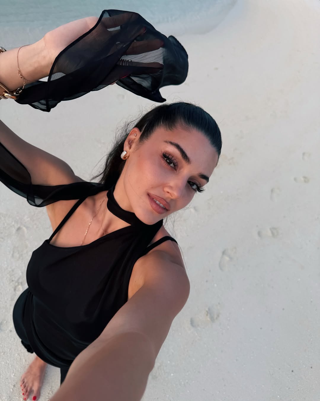 Hande Erçel – Nascida em 24 de novembro de 1993, tornou-se famosa por “Será Isso Amor?”, novela que conquistou grande popularidade no Brasil.
