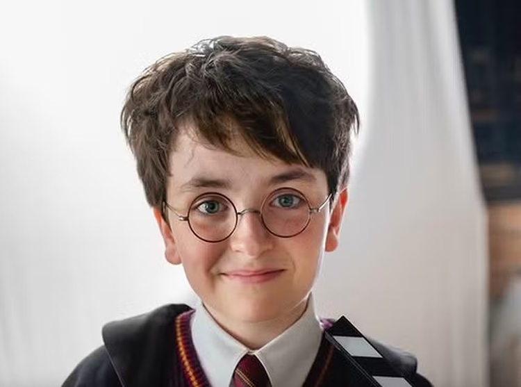 Afinal, isso permitirá que algumas cenas sejam gravadas ao mesmo tempo, mesmo sem a presença do intérprete principal. A produção, inspirada nos livros de J.K. Rowling, segue em andamento e deve estrear no primeiro semestre de 2027.