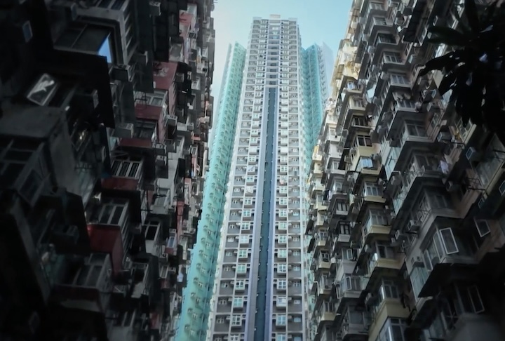 Moradores pagam cerca de R$ 1.400 por mês por locais onde mal podem se mover, enquanto o luxo domina os arranha-céus da cidade.