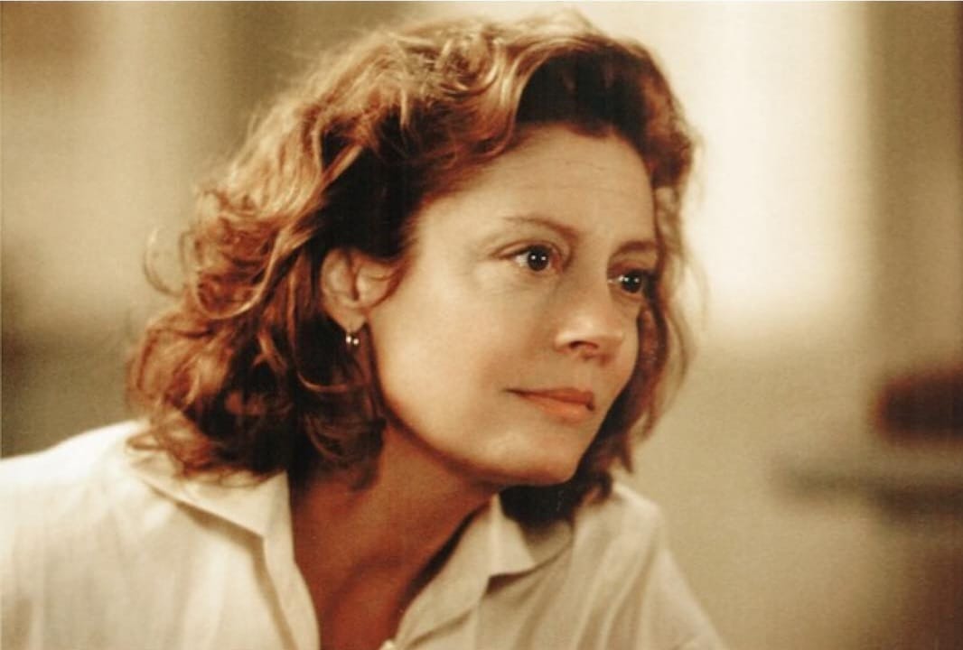 Outro papel de destaque foi no filme “Lado a Lado” como Jackie Harrison, uma mãe divorciada que inicialmente é contra a nova namorada de seu ex-marido, Isabel Kelly, interpretada por Julia Roberts. Entretanto, o diagnóstico de que Jackie está com câncer terminal muda tudo.
