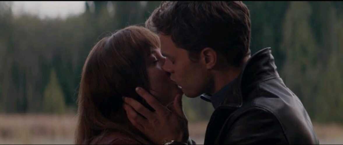 O enredo acompanha a relaÃ§Ã£o entre Anastasia Steele, uma jovem estudante de literatura, e Christian Grey, um bilionÃ¡rio misterioso e controlador. Anastasia se vÃª envolvida em um romance intenso e complexo, que mistura paixÃ£o e poder. 
