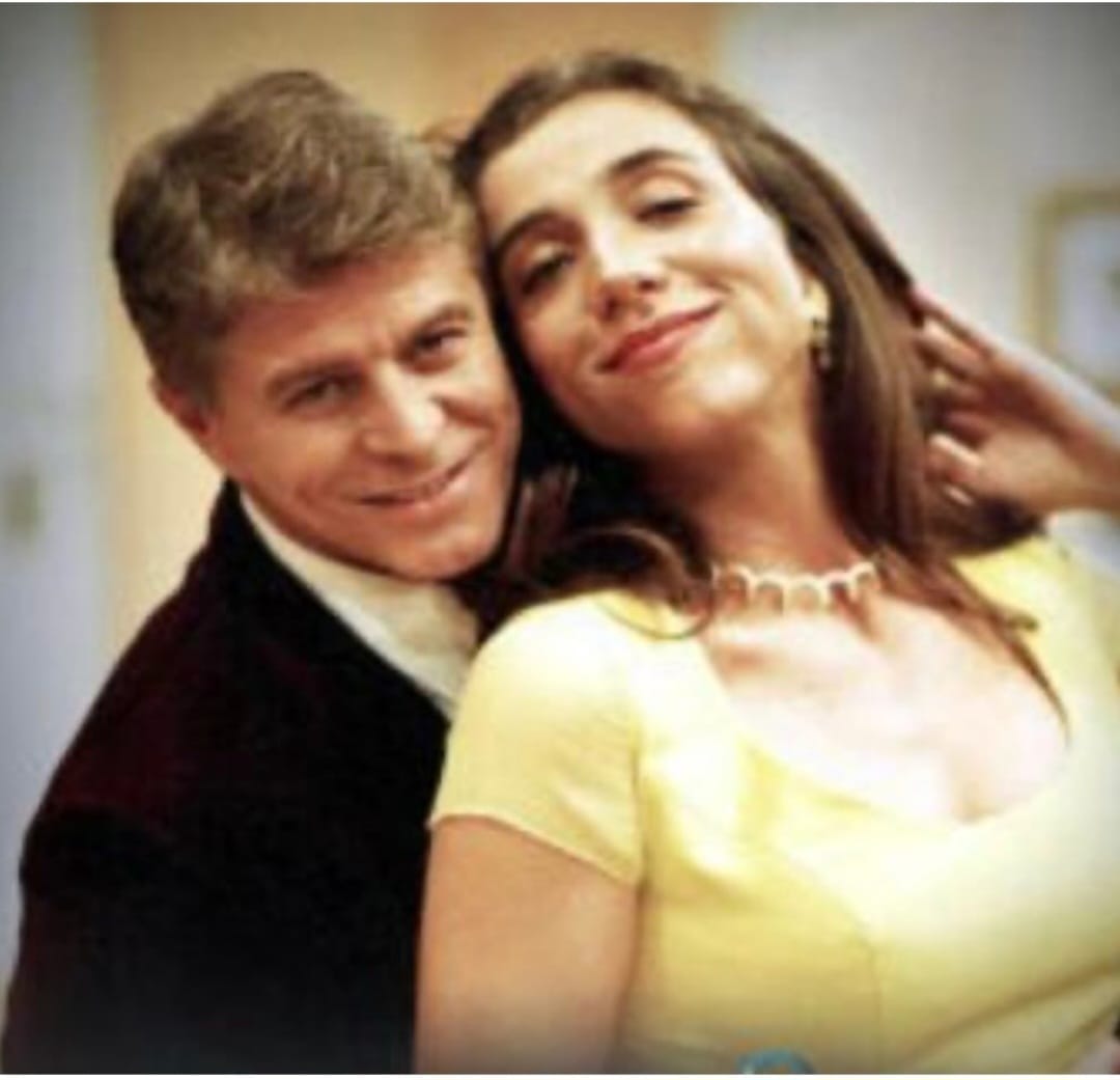 Na trama, o casal formado por Caco e Magda, interpretada por Marisa Orth, conquistou o público com humor irreverente e situações caóticas. Muitas das frases mais lembradas do personagem surgiram de improviso e caíram no gosto popular, como “Cala a boca, Magda”, “Canguru perneta” e “Eu tenho horror a pobre”.
