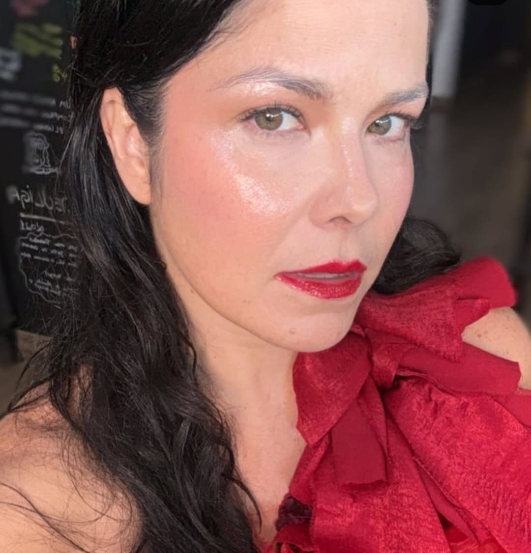Ela disse: “A sociedade te impõe um padrão estético, de beleza, para mulheres, principalmente. Aí você vai amadurecendo e percebe que é muito mais importante sair dessa caixa e fazer algo que te faça sentir bem consigo mesma”.
