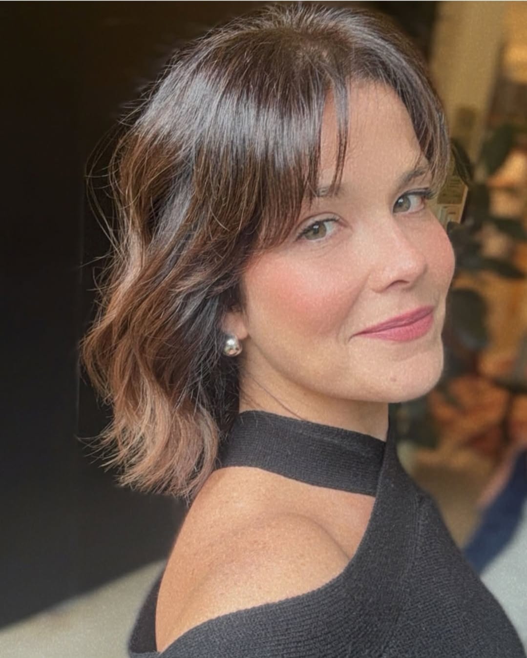 A atriz critica ainda a pressão social para que as mulheres pareçam eternamente jovens, chamando essa cobrança de injusta e cruel.  Para ela, é essencial que tanto mulheres quanto homens compreendam as transformações do corpo feminino. 
