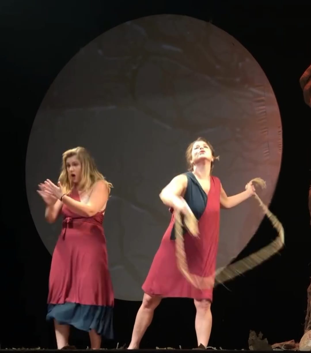 Samara também atuou no teatro em peças como “Êxtase”, “A frente fria que a chuva traz”, “O Guarani” e “Comunhão de Bens” e “Mulheres Que Nascem Com os Filhos
