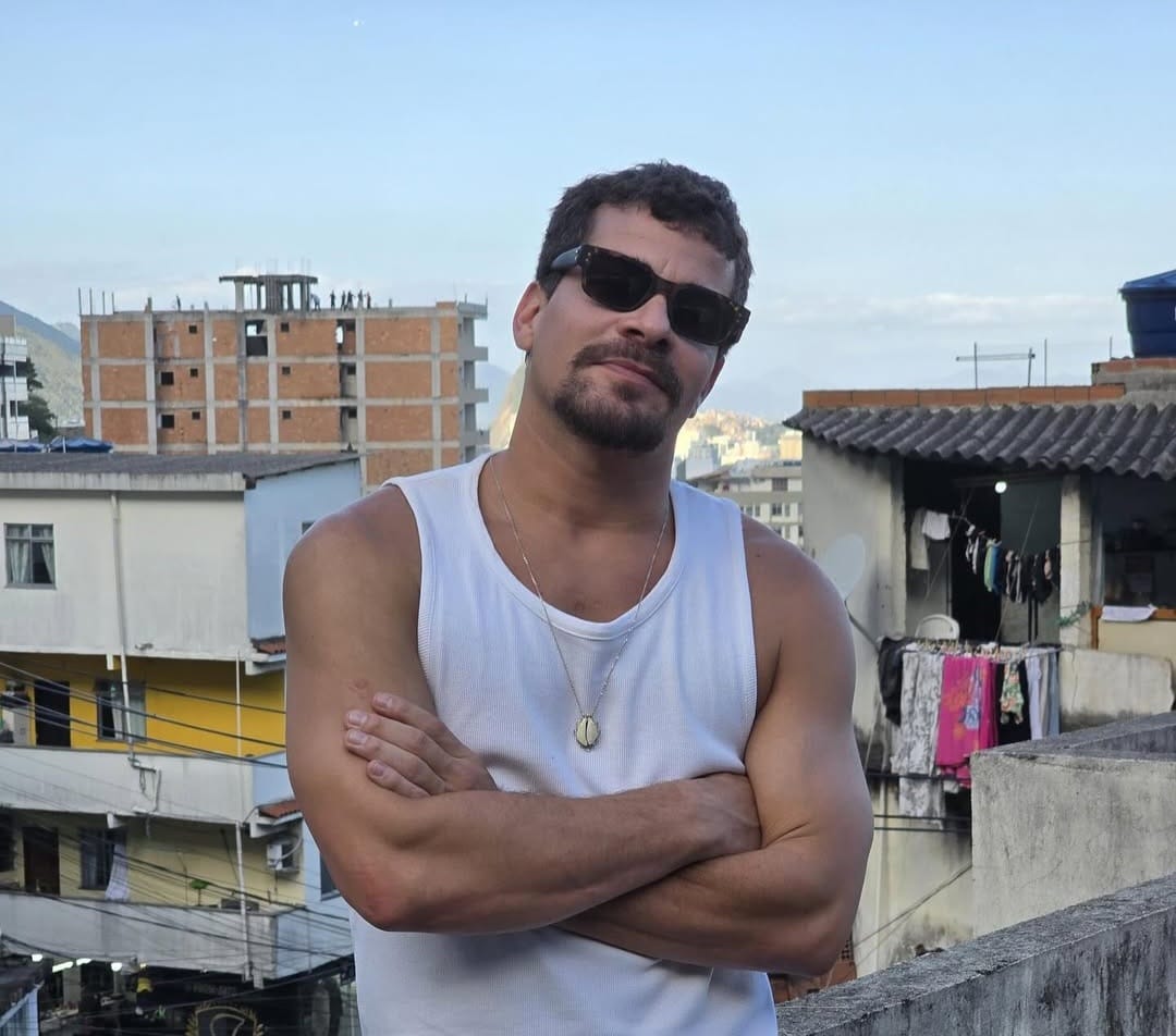 Thiago dos Santos Martins nasceu no dia 19 de setembro de 1988 e foi criado no morro do Vidigal pela sua mãe, Maria Lúcia, e pelo seu irmão mais velho, após o abandono do pai. 
