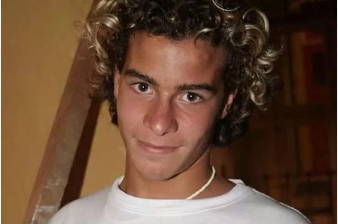 Então, em 2004, integrou o elenco da novela “Da Cor do Pecado”. Ele deu vida a Sal, um garoto pobre e sonhador que foge de casa. A surfista Moa, interpretada por Alinne Moraes, comovida com sua história, o contrata como ajudante, e ele acaba se apaixonando por ela.
