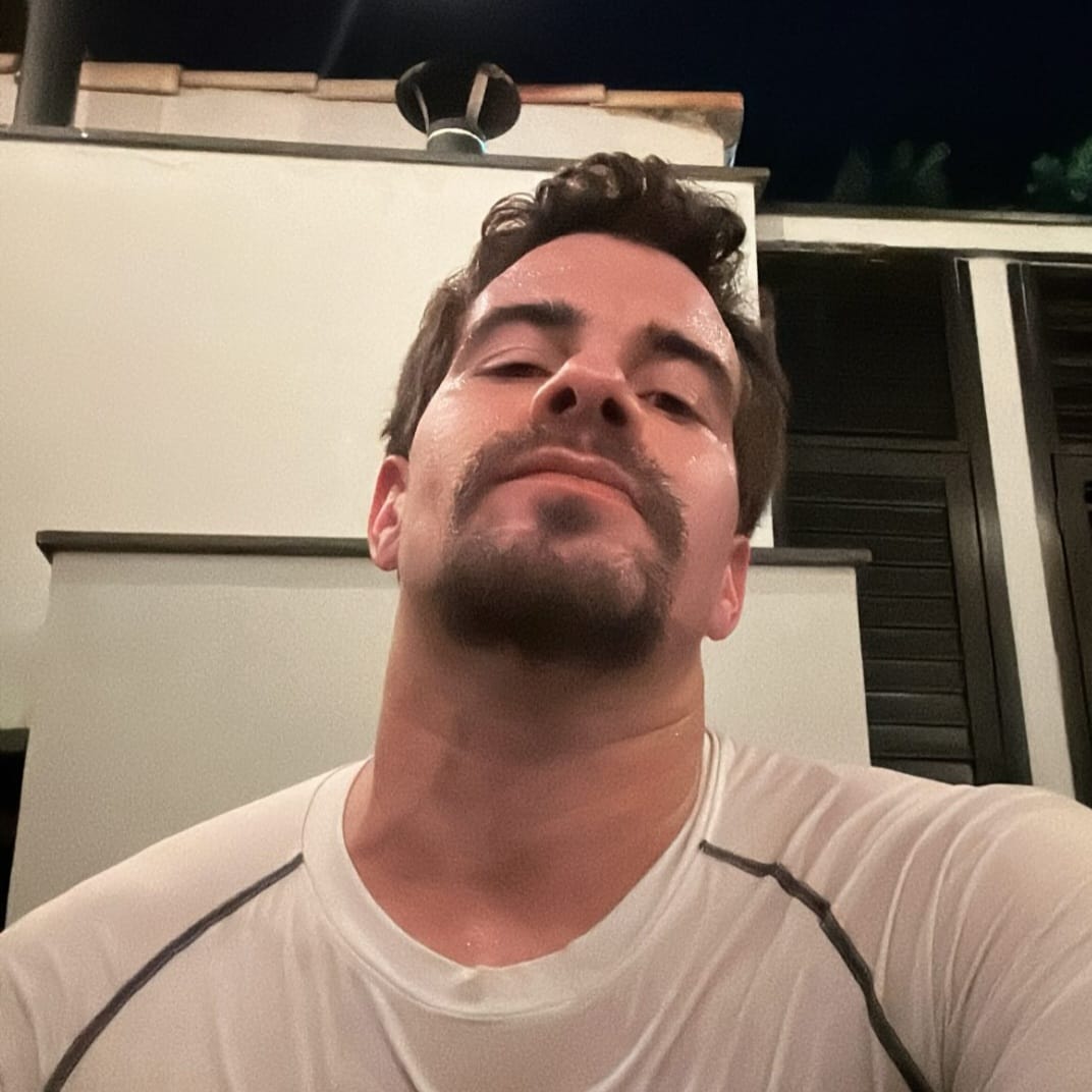 Por um tempo, Thiago chegou a conciliar a atuação com o futebol. Quando surgiu a oportunidade de se mudar para Portugal e tentar a carreira como jogador profissional, ele descobriu que havia sido aprovado no teste para a novela “Da Cor do Pecado” e decidiu seguir o caminho artístico.
