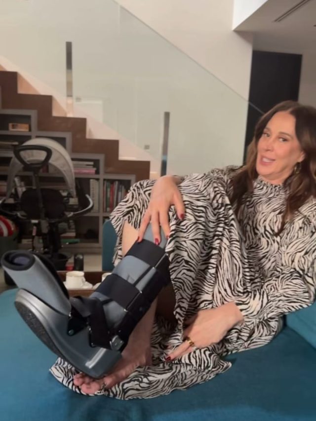 Claudia Raia cancela sessões de peça após lesão