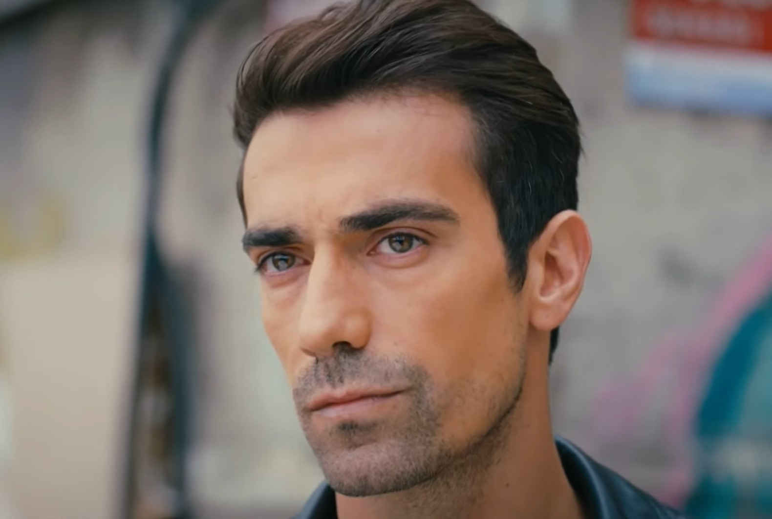 ?brahim Çelikkol – Nascido em 14 de fevereiro de 1982, é conhecido por protagonizar novelas de sucesso como “O Preço da Paixão”, “Intersection”, “Meu Lar, Meu Destino” e “Asas da Ambição”.

