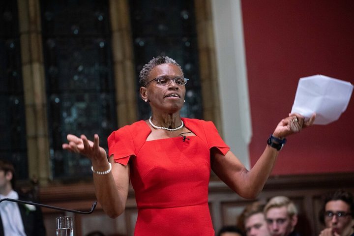 Juntos, eles desenvolveram nanopartículas que levam medicamentos diretamente ao local afetado no organismo, reduzindo efeitos colaterais e aumentando a eficácia. 