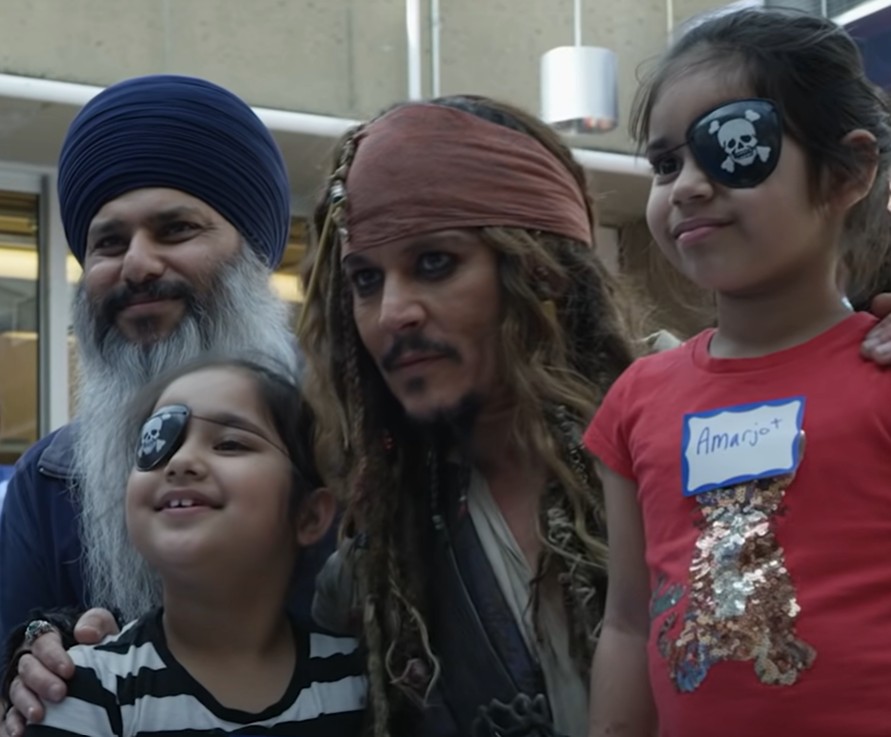 O ator foi até a unidade de saúde caracterizado como o pirata Jack Sparrow, personagem mais popular de sua carreira, protagonista da franquia 