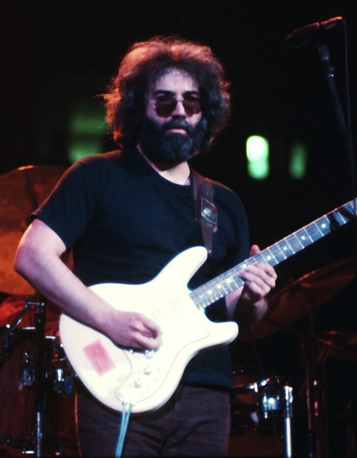 Jerry Garcia – músico norte-americano, nascido em 1 agosto 1942, morreu em 9 agosto 1995 em Forest Knolls, Califórnia, após ataque cardíaco enquanto dormia em uma clínica de reabilitação.