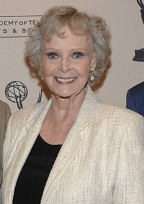 June Lockhart -Nascida em 25 de junho de 1925, a  atriz estreou profissionalmente com oito anos no Metropolitan Opera, de Nova York. Além disso, seus principais trabalhos foram nas séries televisivas 