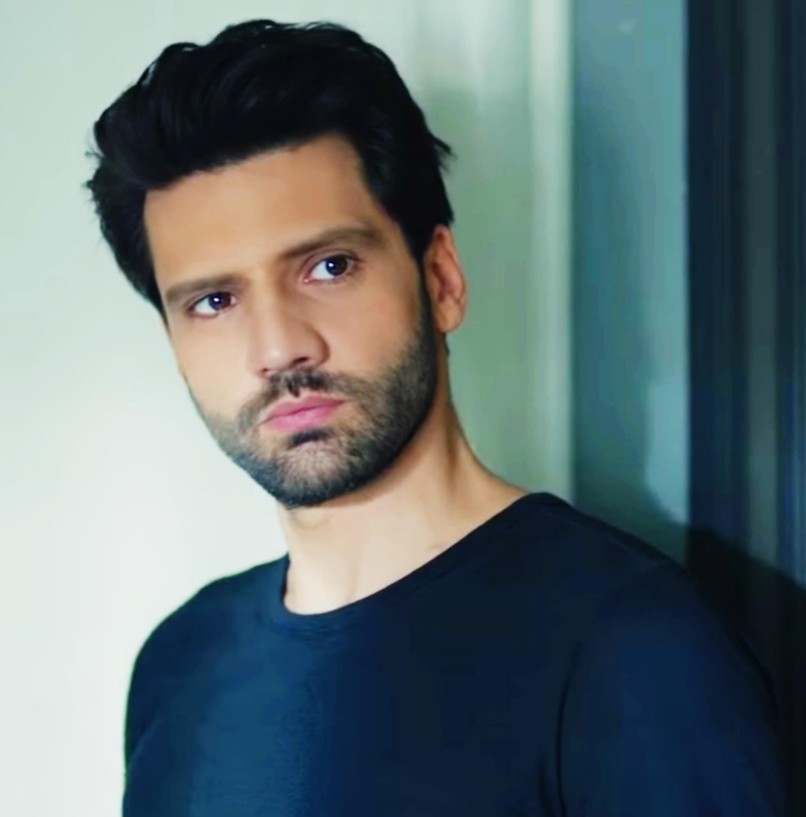 Kaan Urganc?o?lu – Nascido em 8 de maio de 1981, alcançou projeção internacional ao protagonizar novelas de sucesso, como “Amor sem Fim”, “Love 101” e “Yarg?: Segredos de Família”. 
