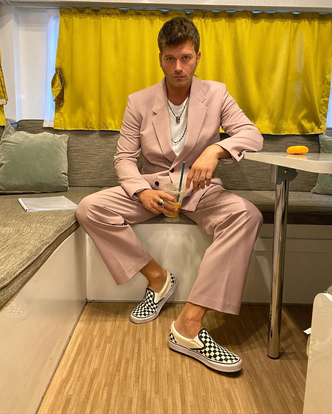 K?vanç Tatl?tu? – Nascido em 27 de outubro de 1983, é conhecido por seus papéis em “Amor Proibido”, “Aile: Laços de Família”, “Cesur ve Güzel” e “Kuzey Güney”.
