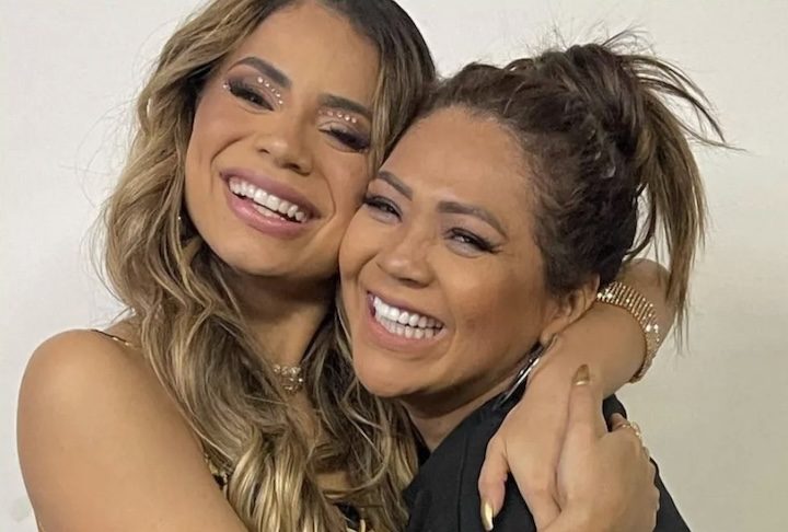 Antes de ganhar fama, Lexa iniciou a carreira de forma independente, influenciada por sua mãe e produtora musical, Darlin Ferrattry. 