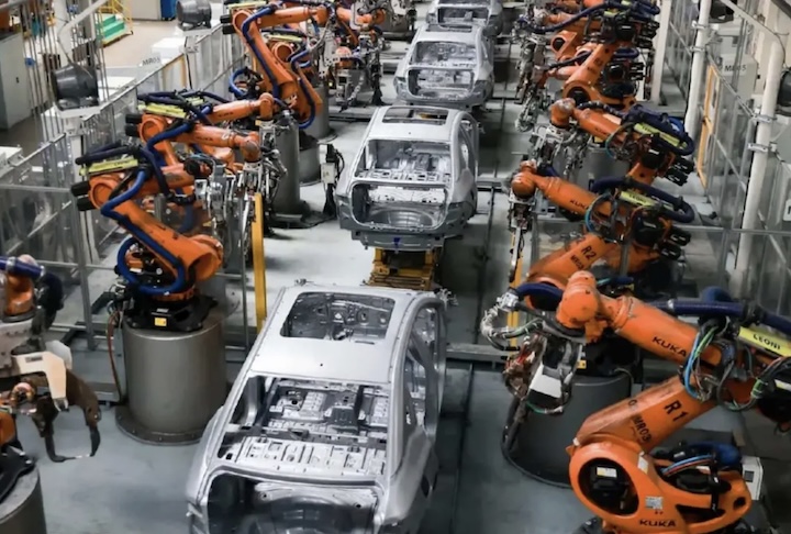 A IA controla o abastecimento autônomo das estações de trabalho, por exemplo, o que resultou em um aumento de 67% no aproveitamento de distribuição de materiais. 