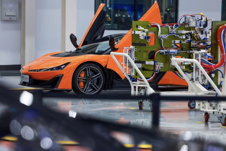 A IA também ajuda na redução do tempo de preparação para a produção de diferentes modelos, permitindo mais de 100 mil combinações de personalização.