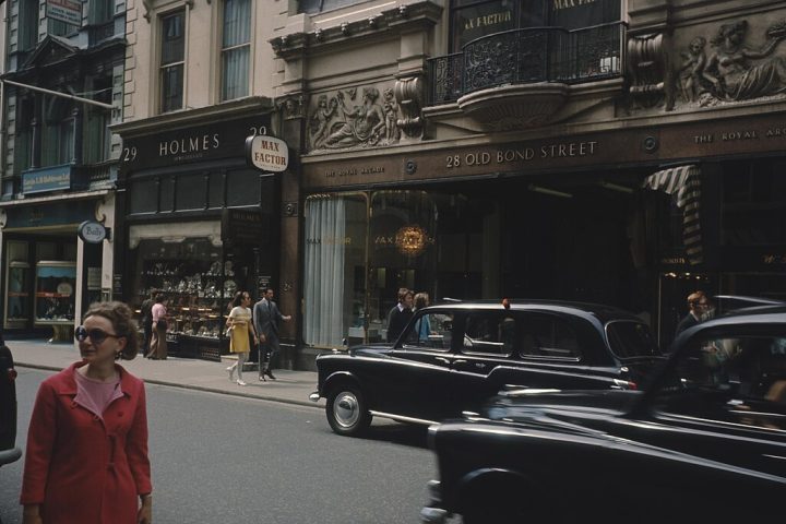 Durante os anos 1960 e 1970, Ijeoma cresceu no Reino Unido em um contexto de racismo e de falta de representatividade. 