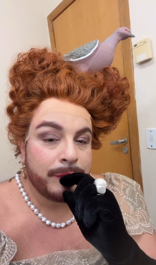 Lobianco respondeu com bom humor, disse que estava no teatro e declarou que, sim, tinha ressuscitado Odete e que tinha tomado todo o cuidado para não deixar rastros.