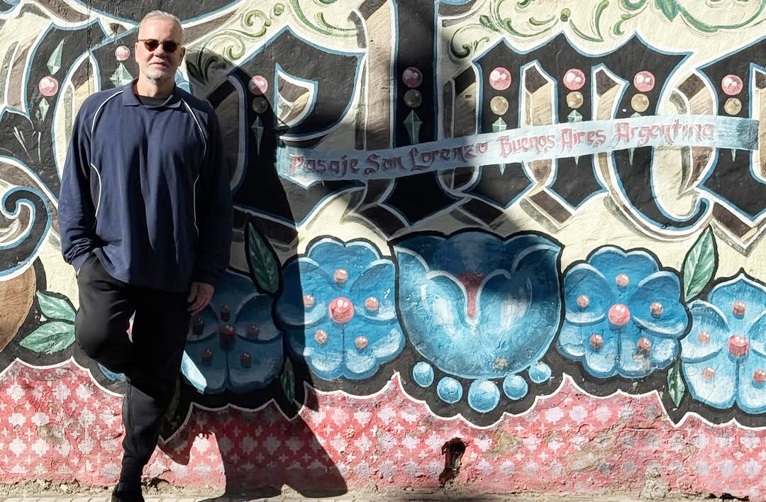 O ator vê as redes sociais com bons olhos: lê os comentários, valoriza o retorno positivo e encara críticas com tranquilidade: “São ferramentas bacanas para conversar com quem te admira e você nem imagina. É algo que me dá conforto. Quando 10% falam coisas que não têm nada a ver, não perco a cabeça. Foco nos outros 90%”.