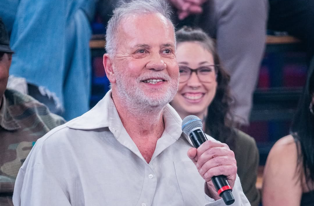 Luiz acredita que envelhecer é cheio de contradições: há vantagens como gratuidade no transporte, mas também dores musculares e visitas frequentes ao médico. Ele encara o envelhecimento com leveza e sinceridade: 