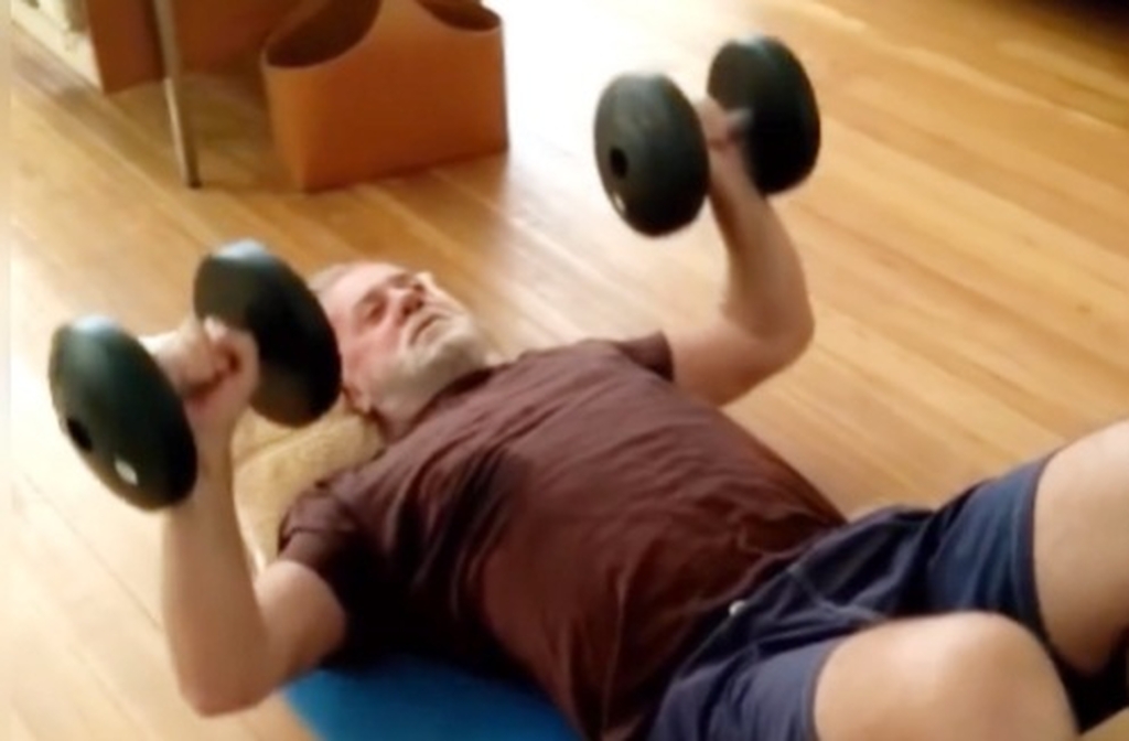 Luiz Fernando Guimarães nunca teve medo da morte, mas hoje a vê como um risco de desaparecer da vida dos filhos. Por isso, ele se cuida mais e deseja viver o suficiente para vê-los crescer.