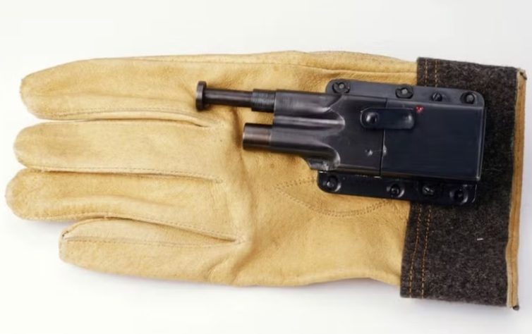 Luva de espião vem com arma acoplada – Reprodução/Intl Spy Museum