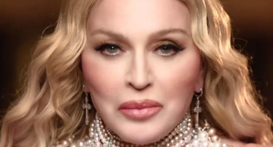 Madonna reforçou que o sucesso verdadeiro não vem apenas de números, prêmios ou reconhecimento público. Ele nasce de uma vida vivida com propósito, alinhada com valores profundos. Para ela, espiritualidade é o que dá sentido à jornada — e sem isso, qualquer conquista perde o brilho.