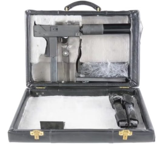 Matela de espião tem arma acoplada – Reprodução/Morphy Auctions