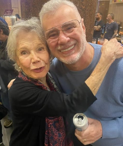 Após superar uma fratura na bacia e uma cirurgia intestinal, ela havia considerado encerrar a carreira, mas o convite para o novo espetáculo reacendeu seu entusiasmo. Conhecida por passagens marcantes no Teatro de Arena, TBC e Oficina, Miriam contracenou com Walter Breda e Rosana Maris em uma história que aborda conflitos de gerações. 