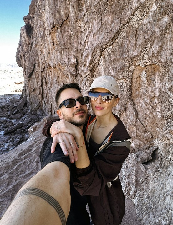 Após um breve rompimento, eles retomaram o namoro e seguiram juntos, hoje levando uma vida mais reservada com os filhos. Monica afirmou que o amor e a personalidade de Junior foram decisivos para superar os desafios da exposição. E talvez seja justamente essa serenidade que melhor define o artista atualmente.