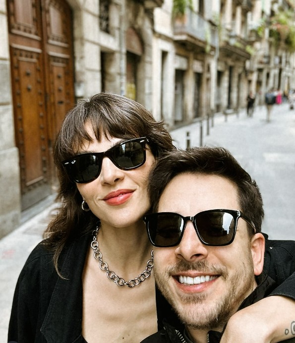 A designer de joias respondeu a perguntas de seguidores e revelou que o peso da exposição a fez refletir se conseguiria lidar com a vida pública ao lado dele. Ela explicou que o casal se conheceu em uma viagem, quando Junior ainda passava despercebido, e que só depois percebeu o impacto da fama na relação.