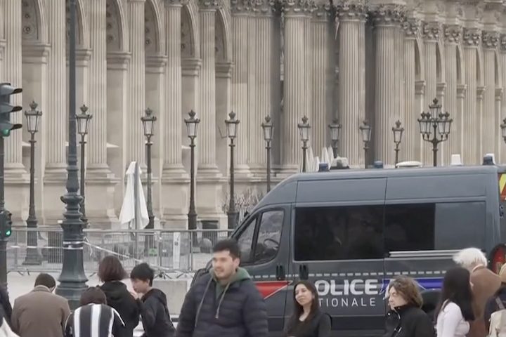Pelo menos oito peças entre joias e pedras preciosas foram levadas pelos ladrões.