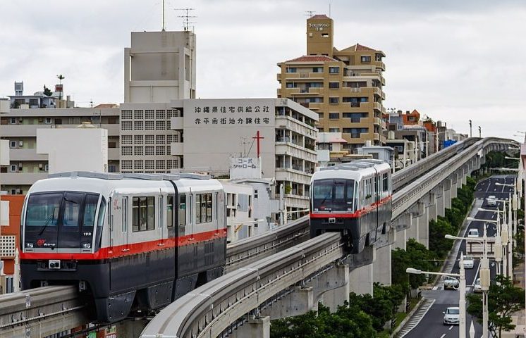 A capital e maior cidade de Okinawa é Naha, que serve como principal porta de entrada e centro cultural. 