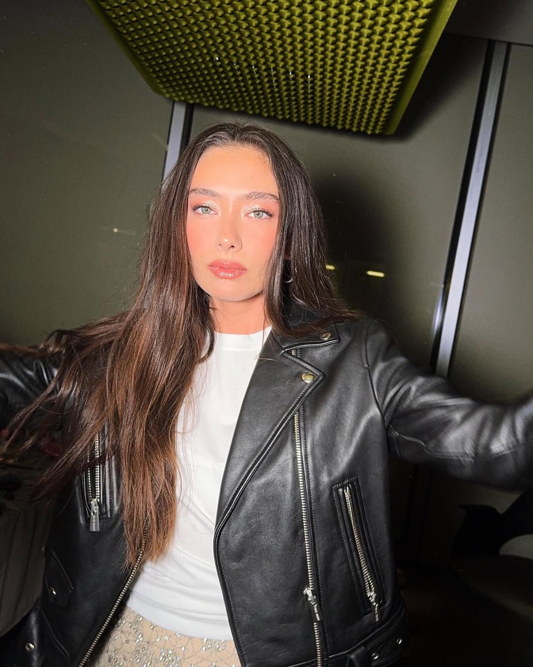 Neslihan Atagül – Nascida em 20 de agosto de 1992, protagonizou “Amor Sem Fim” e outras novelas de sucesso, como “A Filha do Embaixador”, que precisou deixar por problemas de saúde, e “Fatih Harbiye”, na qual contracenou com o marido e pai de seu filho, Kadir Do?ulu.
