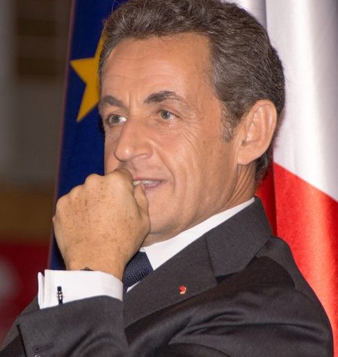 Ele começou a trajetória política como prefeito de Neuilly-sur-Seine (uma dos municípios mais ricos da França), cargo que exerceu de 1983 a 2002.