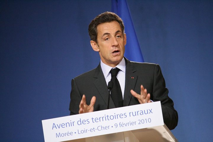 Nascido em Paris em 28 de janeiro de 1955, Nicolas Sarkozy ocupou a presidência da França entre 2007 e 2012. 