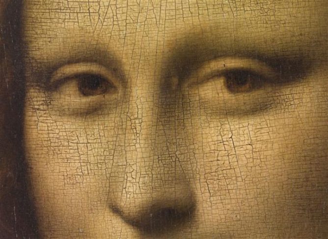Realizada a óleo sobre madeira de álamo, a obra foi feita a partir da técnica do sfumato, desenvolvida por Da Vinci para criar transições sutis entre luz e sombra, conferindo realismo e profundidade ao rosto e à paisagem ao fundo.