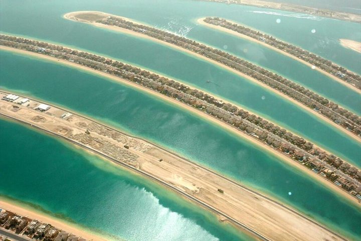 AlÃ©m disso, a Palm Jumeirah faz parte de um plano de expansÃ£o que deverÃ¡ estender em cerca de 520 km a costa urbanizada de Dubai.