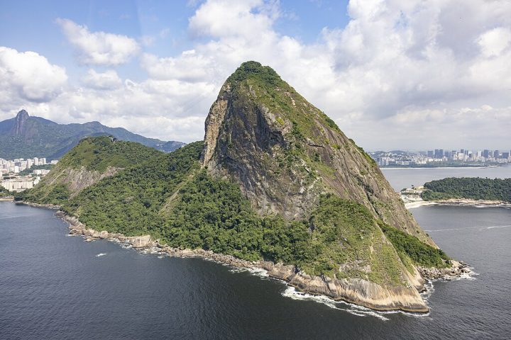 Com 396 metros de altura, o morro oferece uma vista panorâmica deslumbrante da cidade, incluindo a Praia de Copacabana, o Cristo Redentor, o Morro da Urca e o mar que contorna a costa carioca.