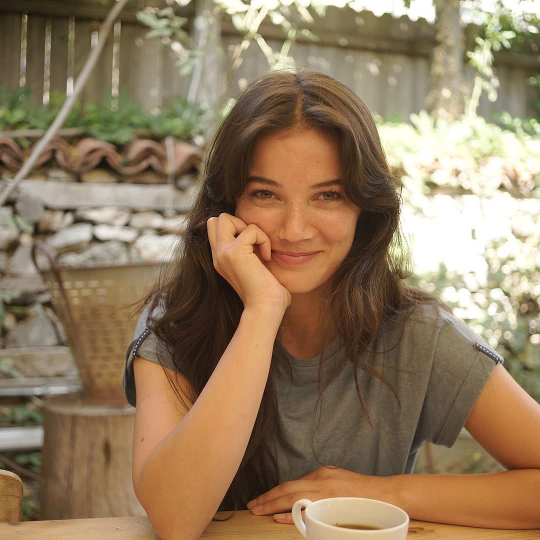 P?nar Deniz – Nascida em 4 de novembro de 1993, ela ganhou destaque com o papel em “Wounded Love”, “Love 101” e  “Yarg?: Segredos de família”.
