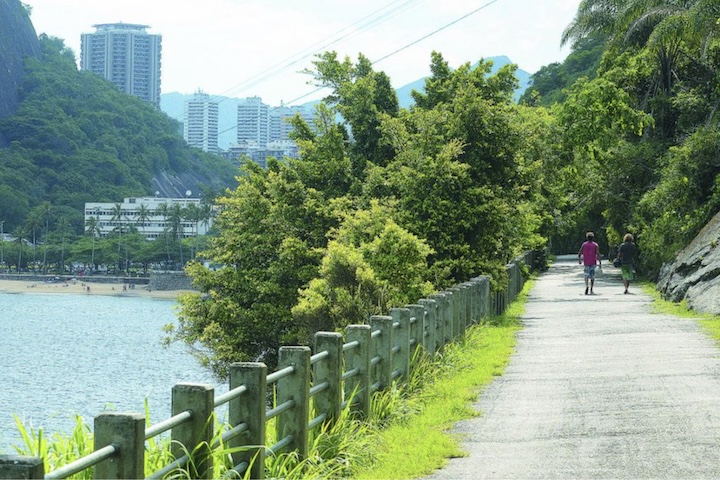 O professor costumava fazer caminhadas quase todos os dias, por recomendação médica, e tinha autorização do médico para praticar o exercício sozinho.