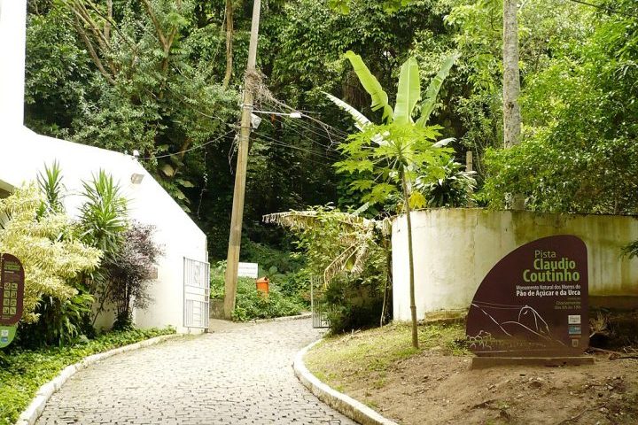 A Trilha do Morro da Urca, acessível pela Pista Cláudio Coutinho, é a mais conhecida. Começa na Praia Vermelha e segue por cerca de 1,2 km em meio à mata atlântica até o topo.