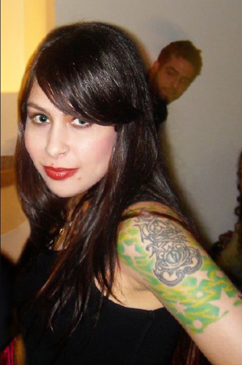 Priscilla Novaes Leone, conhecida profissionalmente como Pitty, nasceu em Salvador, Bahia, no dia 7 de outubro de 1977. Desde muito jovem, sua vida esteve próxima da música: seu pai era músico e dono de bar, o que a permitiu conviver com canções e artistas desde a infância. 
